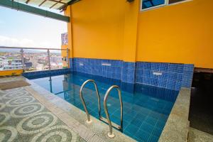 Bazén v ubytování Hotel Yellow Pagoda Pokhara nebo v jeho okolí