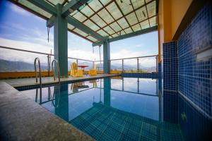 Bazén v ubytování Hotel Yellow Pagoda Pokhara nebo v jeho okolí