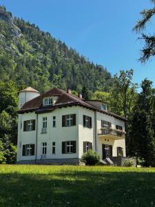 duży dom przed górą w obiekcie See-Hotel Post am Attersee w mieście Weissenbach am Attersee +37 zdjęć