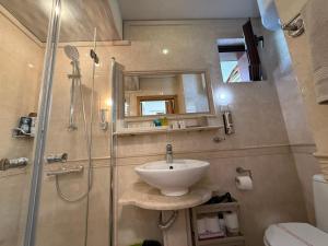 un baño con lavabo y ducha en Luxury Studio1 in Hotel Friends SPA, en Bansko 107 fotos más
