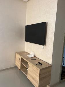 Μια τηλεόραση ή/και κέντρο ψυχαγωγίας στο Designer apartment in Agadir