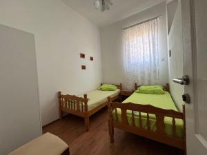 Postel nebo postele na pokoji v ubytování IVN Apartmani