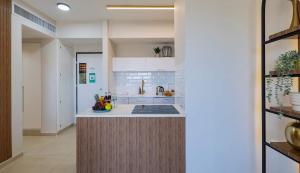 ครัวหรือมุมครัวของ Apartment in Raul Wallenberg St, Jerusalem