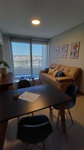 un salon avec un canapé et une table dans l'établissement Parque Suite Nqn - 1 dormitorio, à Neuquén