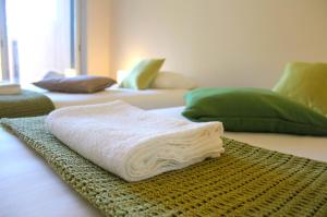 ein weißes Handtuch auf einem Tisch in der Unterkunft Aroeira - Nature, Beach & Golf, by TimeCooler in Almada