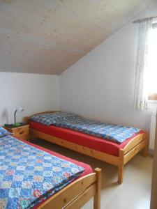 1 dormitorio con 2 camas en una habitación en Ferienwohnung Jutta, en Höchst
