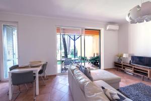 ein Wohnzimmer mit Sofa und Tisch in der Unterkunft Aroeira - Nature, Beach & Golf, by TimeCooler in Almada