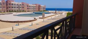 Oyster Bay Beach Suites k5-11内部或周边的泳池