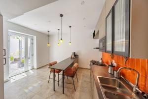 Η κουζίνα ή μικρή κουζίνα στο The Tribunali Apartments By HouseinNaples