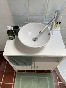 a white sink in a white cabinet in a bathroom at Maison cœur de ville in Pertuis