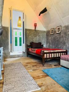 ein Schlafzimmer mit einem Bett und einem Fenster in der Unterkunft Moksha eco villa Ella in Ella