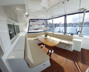 ein kleines Boot mit einem Tisch und einer Bank in der Unterkunft Otto Mezzo in Vigo