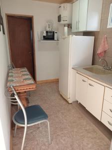 una piccola cucina con tavolo e sedia di Ruf a Rufino