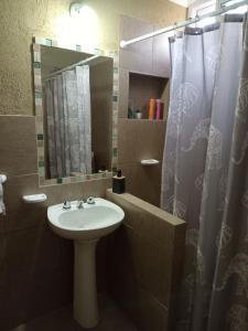 un bagno con lavandino e doccia con specchio di Ruf a Rufino