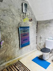 ein Bad mit WC und ein Schild an der Wand in der Unterkunft Moksha eco villa Ella in Ella + 37 Fotos