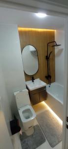 オシにあるПосуточноのトイレ、洗面台、浴槽を備えたバスルーム