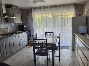 Kuchyň nebo kuchyňský kout v ubytování Location gîte dans le var