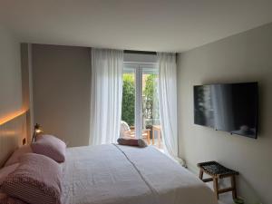 Телевизор и/или развлекательный центр в Hotel Farsund +37 фотографий