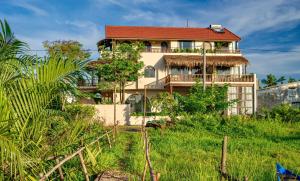 ホイアンにあるAlana Riverside Retreatの植林の丘の脇の家