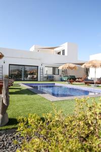 Bazén v ubytování Villa Koa - Riders Surf n Bike nebo v jeho okolí