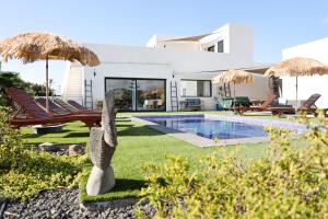 Bazén v ubytování Villa Koa - Riders Surf n Bike nebo v jeho okolí