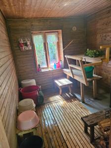 MaakeskiにあるRomantic countryside SAUNA Cottageのベンチと窓のある小屋の内部の眺め
