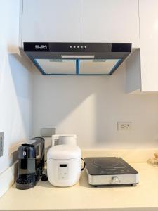 Η κουζίνα ή μικρή κουζίνα στο VIDA VERDE at 38 Park Avenue - 5 minutes walk to Ayala Central Bloc, with Infinity Pool, Fast Wi-Fi, Gym, & City Views inside Cebu IT Park