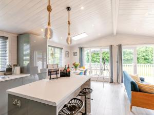 a kitchen and living room with a large island at Erica Lodge in Willington