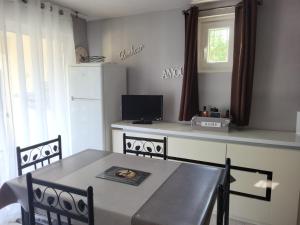 Kuchyň nebo kuchyňský kout v ubytování Location gîte dans le var
