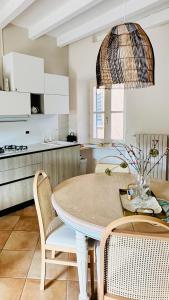 Dapur atau dapur kecil di Borgo dei Sogni - Deluxe Apartment - Lago di Garda