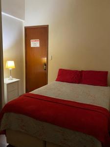 Un pat sau paturi într-o cameră la Quarto privativo a uma quadra da praia de Copacabana