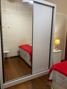 Un pat sau paturi într-o cameră la Quarto privativo a uma quadra da praia de Copacabana