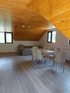 una sala da pranzo con tavolo e sedie di Ivan's House Cornereva a Cornereva