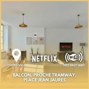 - Sala de estar con mesa y sillas en Spacieux Centre-ville Balcon, en Saint-Étienne