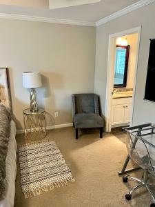マリエッタにあるThe Plush Retreat Marietta With Soaker Tub Walk In Closetのギャラリーの写真 +10枚の写真