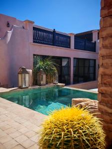 Der Swimmingpool an oder in der Nähe von Riad Bijoux Marrakech