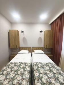 Bakurianis AndezitiCottage ANKANAKEBA的小房间里有两张床 更多2张照片