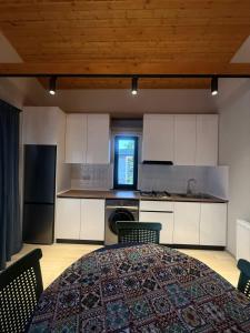 Bakurianis AndezitiCottage ANKANAKEBA的一间厨房,房间中间配有一张桌子