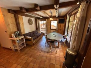 a living room with a table and a couch at Appartement clos du linga pieds des pistes du LINGA in Châtel +9 photos