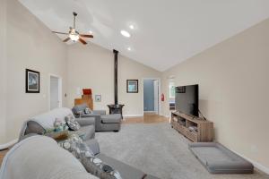 a living room with couches and a flat screen tv at Moonrise Lodge - A Large Vacation Home in Mariposa in Mariposa