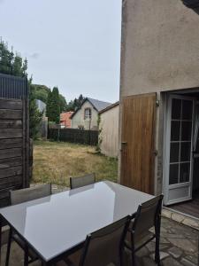 プゾージュにあるMaison centre-ville Pouzaugesの庭の白いテーブルと椅子