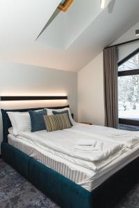 una cama grande en una habitación con ventana en INOclub, en Tatariv 62 fotos más