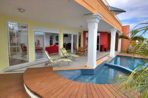 une maison avec une piscine et une terrasse dans l'établissement Villa Stella Australis 4 étoiles, à Petite Île