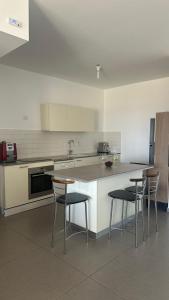 Kuchyň nebo kuchyňský kout v ubytování Red Sea Eilat Bay View