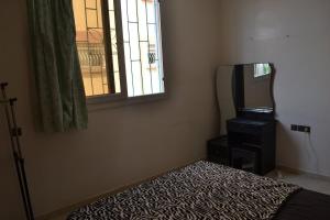 Ένα ή περισσότερα κρεβάτια σε δωμάτιο στο "Cozy apartment with essentials - 10-min drive to the beach and souk"