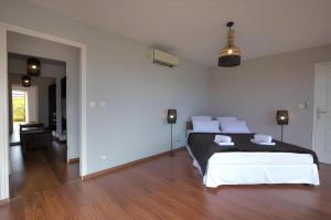 - une chambre dotée d'un grand lit avec des draps noirs et blancs dans l'établissement Villa Stella Australis 4 étoiles, à Petite Île 17 autres photos