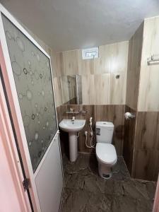 Ein Badezimmer in der Unterkunft Golden Beach Hotel & Restaurant