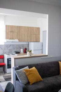 a living room with a couch and a kitchen at Apartman Viševac Vranje in Vranje
