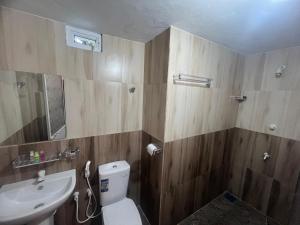 Ein Badezimmer in der Unterkunft Golden Beach Hotel & Restaurant