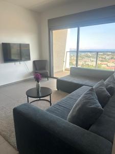 TV a/nebo společenská místnost v ubytování Red Sea Eilat Bay View